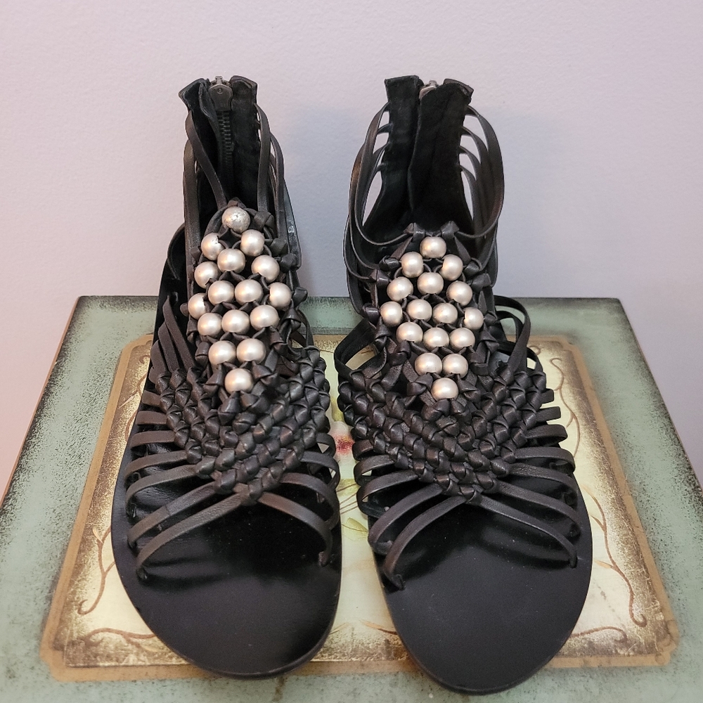 B. Makowsky Black Leather And Faux Pearl Strappy Gladiator Sandal Size 7